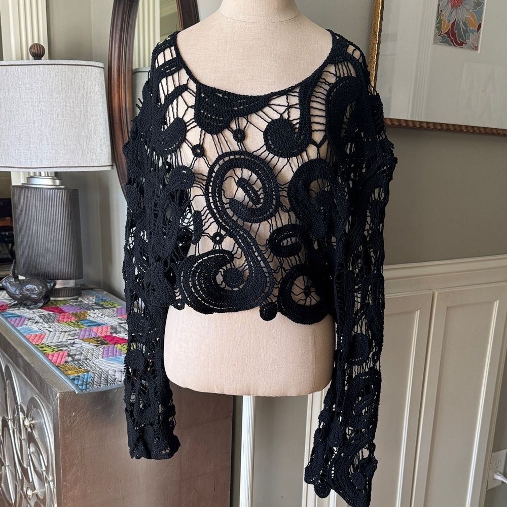 Carly Jean Los Angeles Black Crochet Crop Top Sweater sz S/M